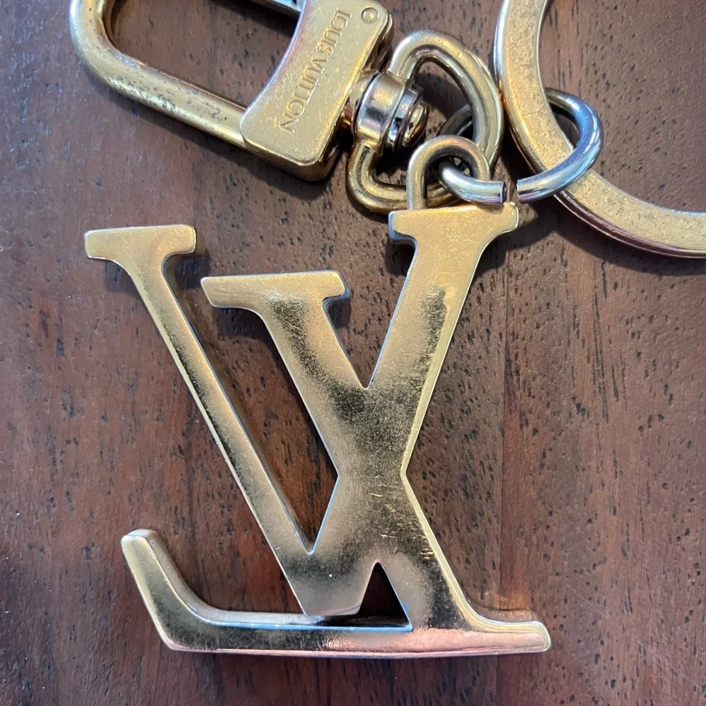 Louis Vuitton Gold LV Logo Key Ring or purse charm preloved.AUTHENTIC - Picture 8 of 9